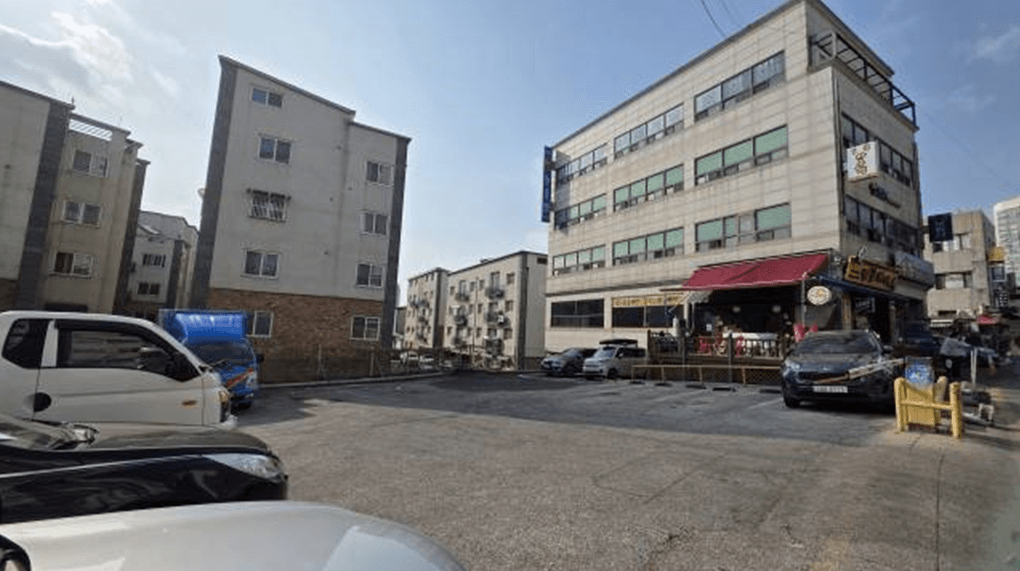 건물 및 주차장 이미지 1