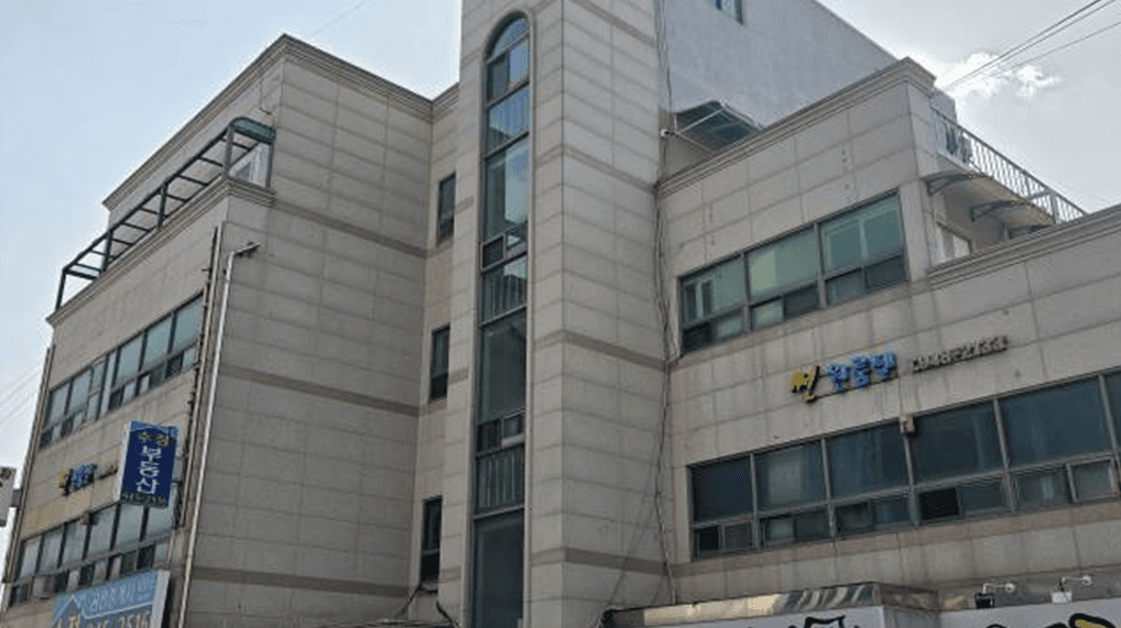 건물 및 주차장 이미지 2